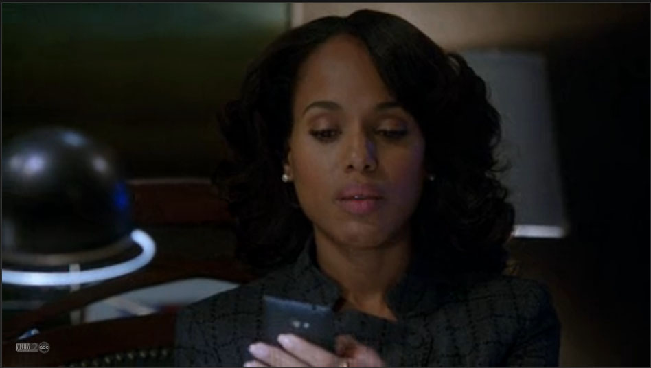 Olivia Pope uses the Windows 8 Phone